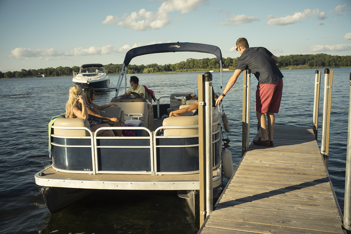 docking a pontoon boat