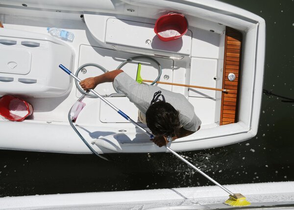 Cleaning-Boat