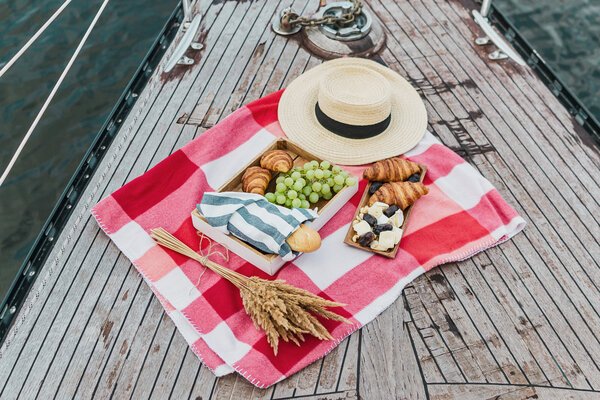 Boat-Picnic