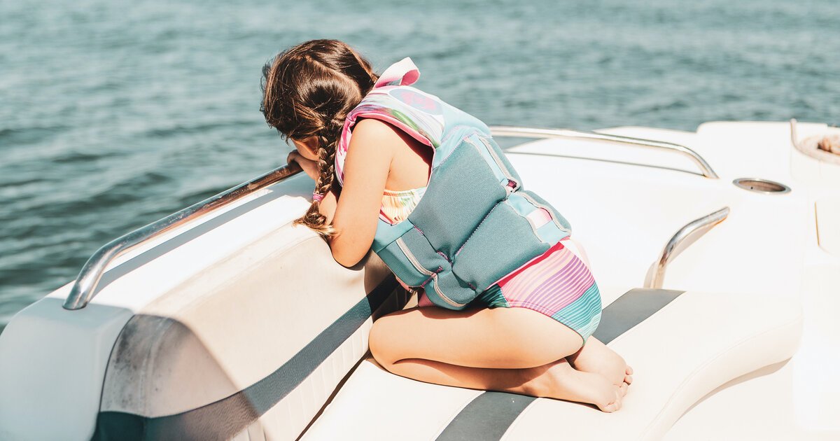 Boat clearance seat cleaner